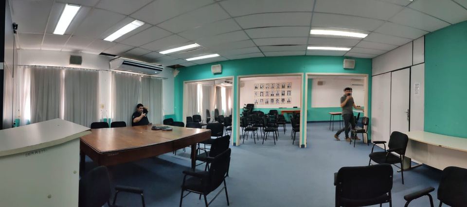 Salón auditorio renovado con cielorraso y paneles acústicos