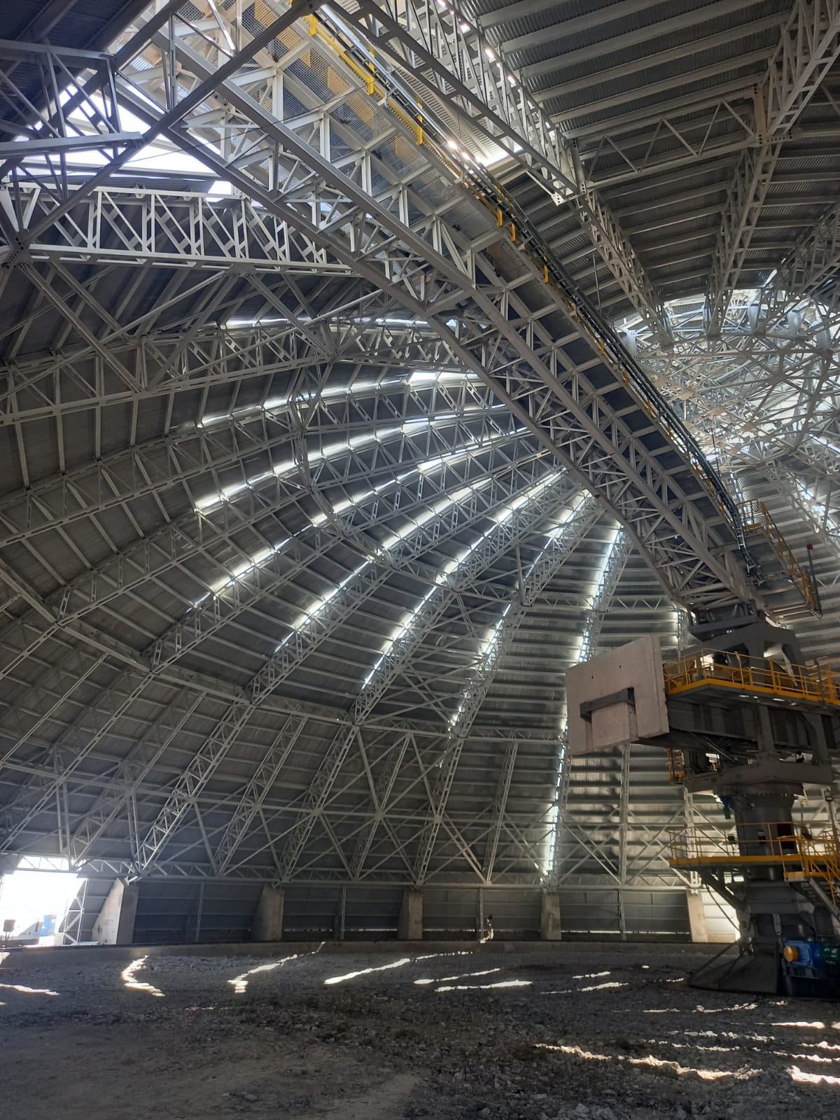 Interior de nave industrial de la planta CECON