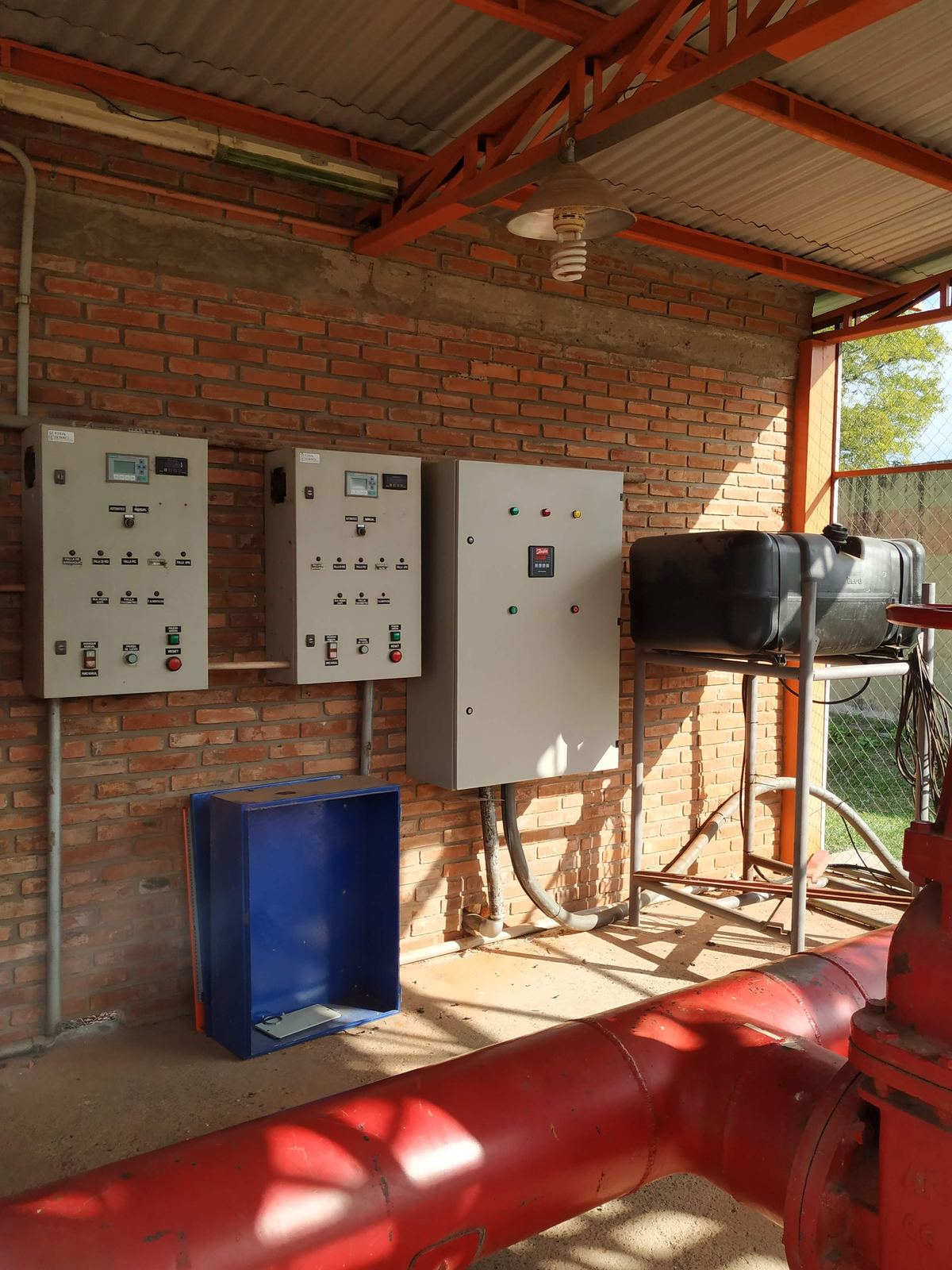 Tableros de control junto a cañerías de bombeo