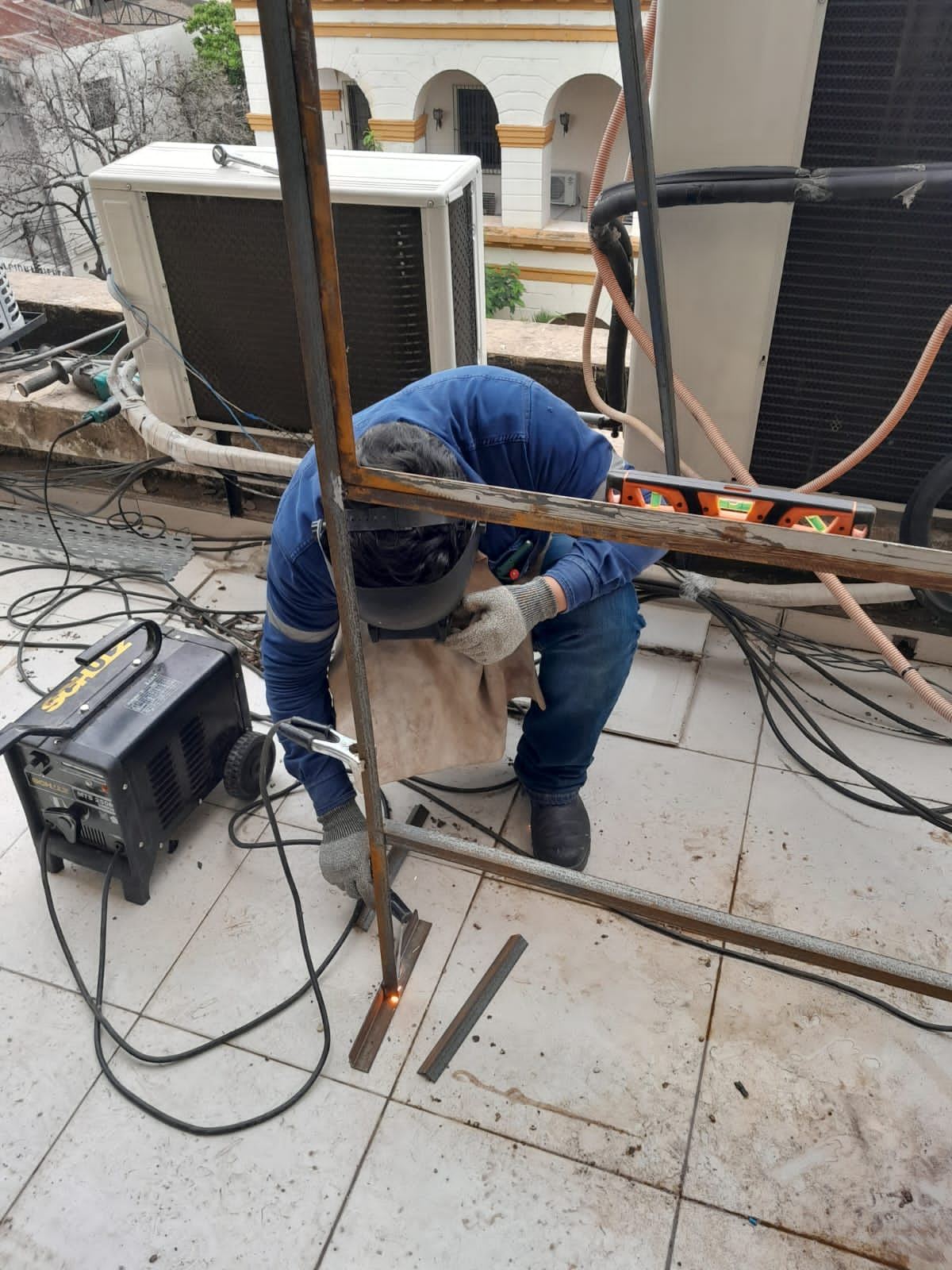 Tendido de bandejas y cableado en azotea del edificio de la DNIT