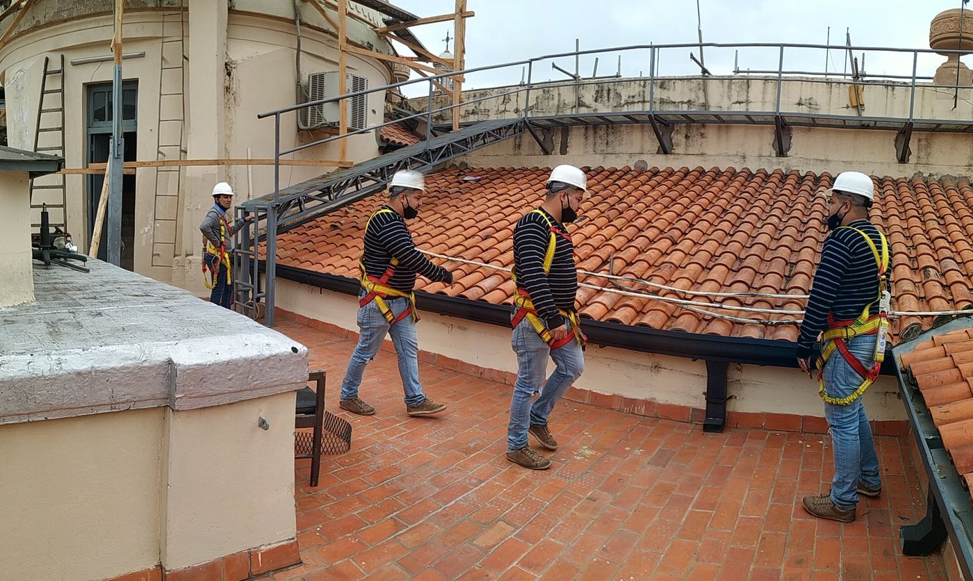 Equipo trabajando en la azotea del Palacio Alegre